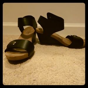 BLACK STRAP WEDGE SANDLES